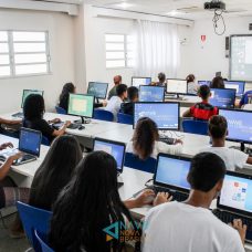 Alunos assistindo aula na nave do conhecimento