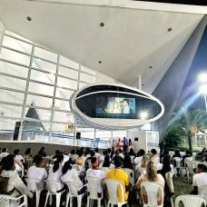 Público assistindo ao Cineclube na Nave do conhecimento