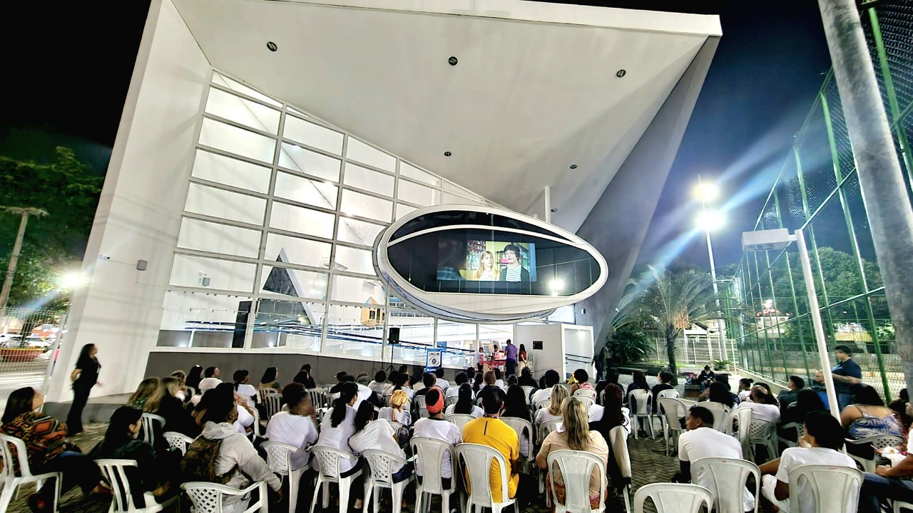 Público assistindo ao Cineclube na Nave do conhecimento