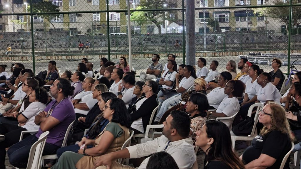 Público assistindo ao filme na Nave do Conhecimento